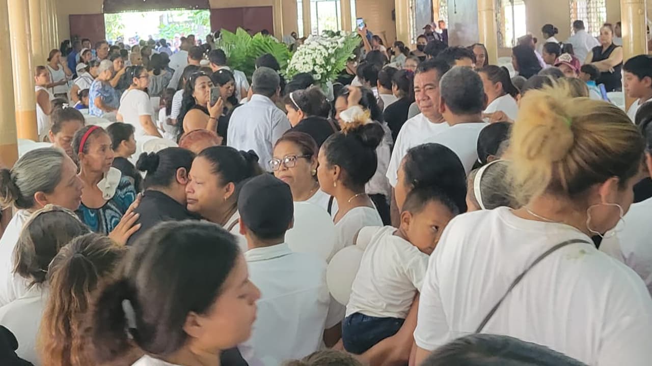 Entre los asistentes a la despedida de Anggy estuvieron su tía, quien fue su madre de crianza, familiares, y compañeros de la escuela de la joven que fue descrita como una persona alegre, con muchas metas y ganas de ayudar a 
<b><a href="https://www.univision.com/local/houston-kxln/asesinato-anggy-diaz-decapitar-dania-diaz-jared-dicus-houston" target="_blank">sus seres queridos</a></b>.