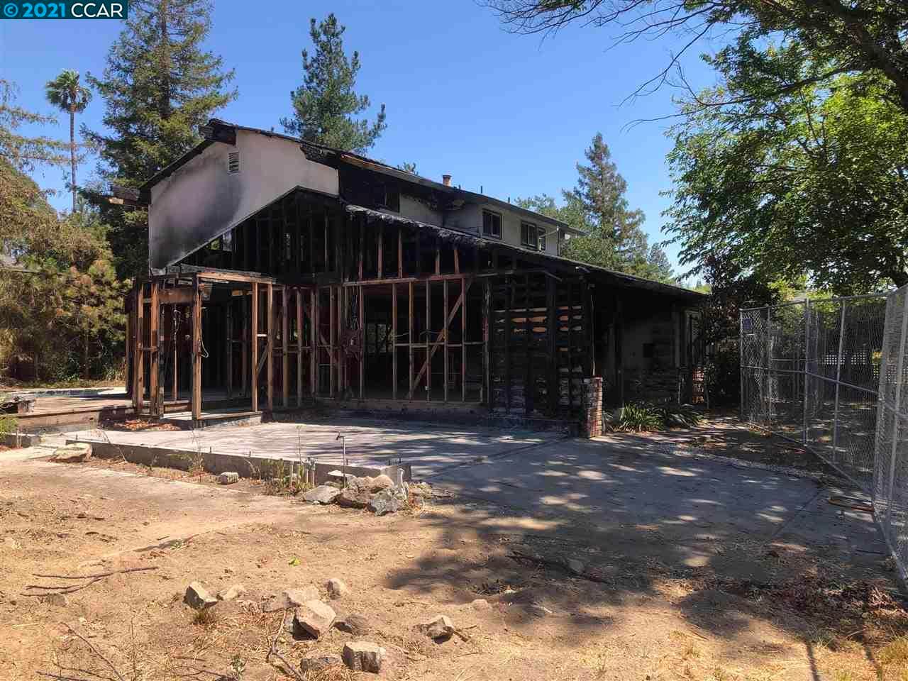 La vivienda de cuatro recámaras y dos baños se encuentra ubicada en el 254 de Tamarisk Drive, en Walnut Creek. Según el portal de bienes raíces 
<a href="https://www.redfin.com/CA/Walnut-Creek/254-Tamarisk-Dr-94598/home/772504?&utm_source=google&utm_medium=ppc&utm_campaign=1023838&utm_term=aud-927891532745:dsa-1341488489496&utm_content=463005976463&adgid=111663010768&gclid=EAIaIQobChMI2aGbgLin8gIVyhOtBh3WcQ1JEAAYASAAEgK0EvD_BwE&gclsrc=aw.ds" target="_blank">Redfin.com</a>, la casa cuenta con un espacio de 2,395 pies cuadrados.
