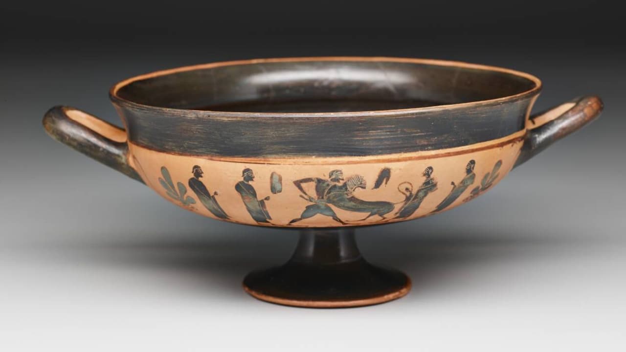 Con una pieza de metal, Hernández rompió el cristal que protegía esta pieza llamada 
<b>"Kylix Herakles and Nemeon Lion"</b> que está valuada en 100,000 dólares, según las primeras estimaciones de los daños.
