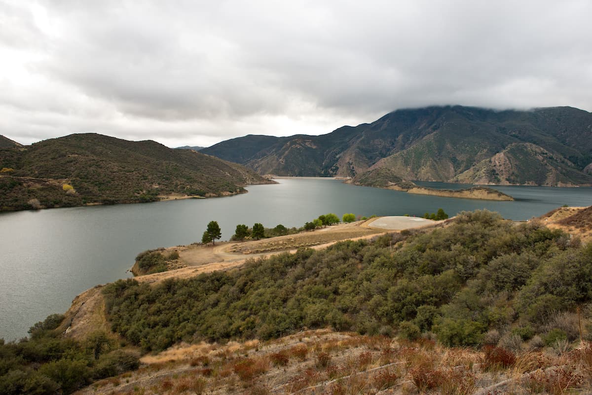 <b>3. El lago Pirámide </b>
<br>
<br>El paradisiaco y concurrido lugar, está en el Bosque Nacional Los Padres y es un embalse formado por la reserva Pyramid en Piru Creek, cerca de Castaic, a una hora por carretera de Los Ángeles.
<br>Actividades acuáticas más populares en el embalse incluyen canotaje, jet esquí, kayak y hasta pesca.