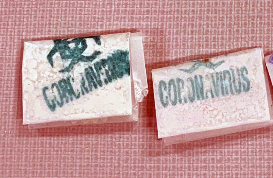 Paquetes de heroína y fentanilo que el Cartel de Sinaloa marcó con la palabra 'coronavirus' y que fueron encontrados en un apartamento en Nueva York en mayo de 2020.