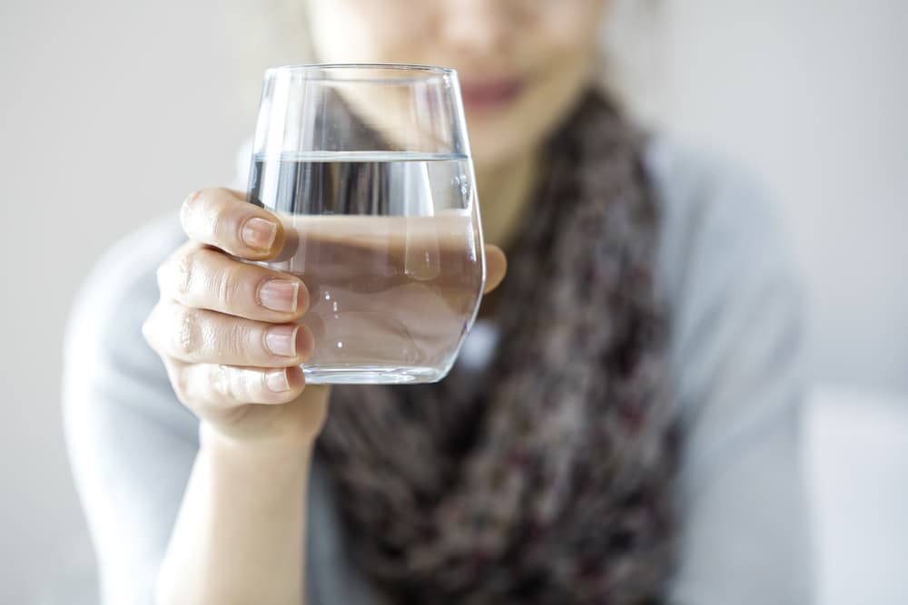 Luego en ayunas, lo primero que se hace es beber lentamente el agua. Se supone tiene un efecto de laxante natural y además purificador. Ya bien sea la naturaleza benéfica de la misma agua, o su combinación con el magnetismo lunar y los buenos pensamientos lo cierto es que muchas personas afirman sentirse muy bien de salud una vez comenzado este hábito mañanero.