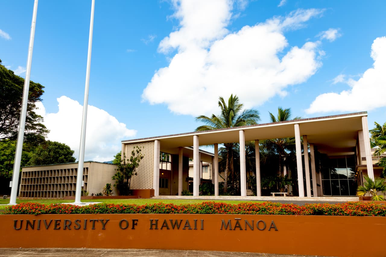 Estados como 
<b>Kentucky, Hawaii, Oklahoma </b>y
<b> Rhode Island</b> no tienen leyes estatales que permitan a todos los estudiantes indocumentados calificar para inscribirse en las universidades y colegios comunitarios locales con tarifas estatales, pero los consejos universitarios de estas localidades muchas veces otorgan este beneficio a estudiantes sin estatus migratorio.