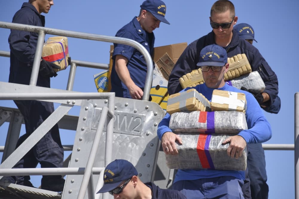 Efectivos de la Guardia Costera bajando la droga incautada del Cutter Munro en San Diego.
