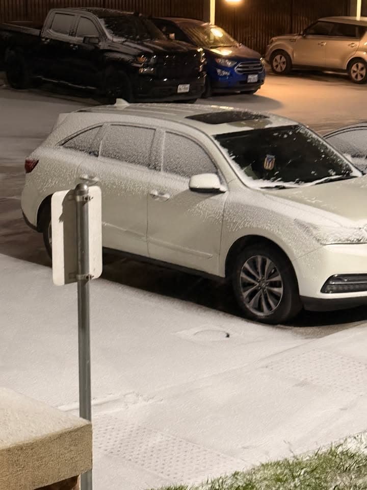 La tormenta invernal trajo una densa capa de nieve que cubrió la ciudad y varias zonas del centro de Texas. 
<br>
<br>Usuarios de Univision enviaron las imágenes de cómo vivieron la primer nevada del 2025.