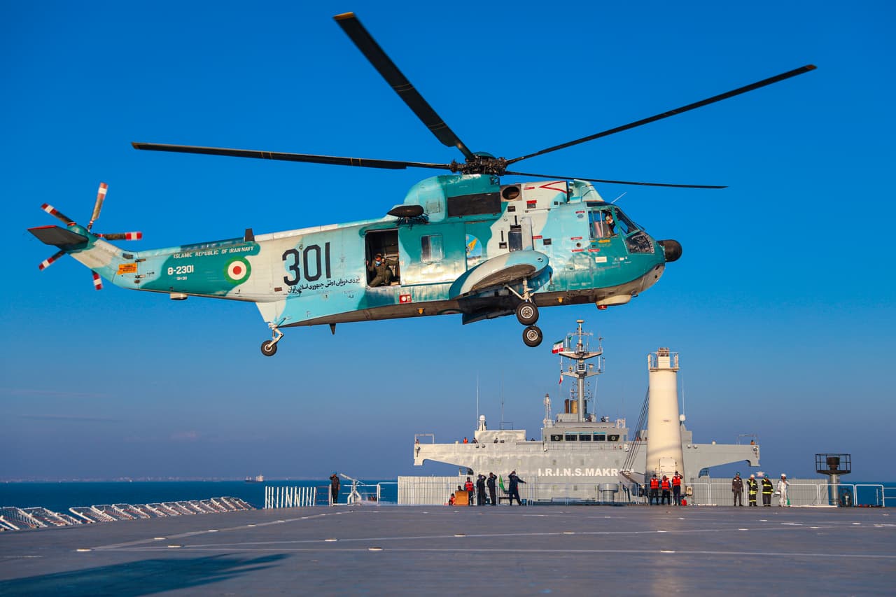 Esta imagen publicada el jueves 14 de enero de 2021 por el ejército iraní muestra un helicóptero que se cierne sobre el buque logístico Makran, de fabricación iraní, durante un ejercicio naval. La intención de Teherán al enviar los barcos hacia el Atlántico no está clara, pero los funcionarios estadounidenses advirtieron que cualquier entrega de armas "sería un acto de provocación y una amenaza para nuestros socios en este hemisferio."