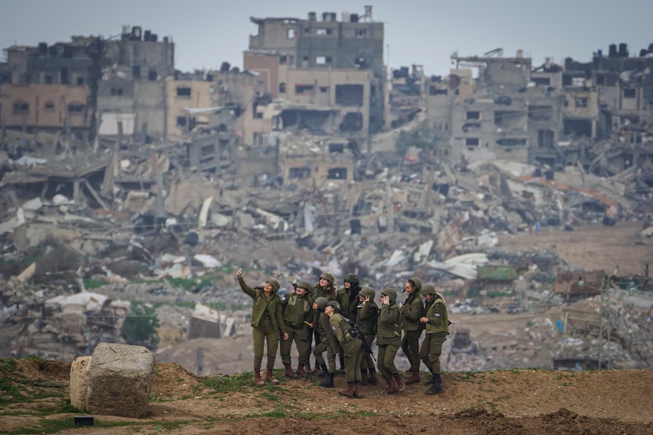 <a href="https://www.univision.com/noticias/graban-a-soldados-israelies-arrojando-a-palestinos-desde-la-azotea-de-un-edificio-video">Mujeres soldado israelíes posan para una selfie,</a> en un fondo de destrucción total en la Franja de Gaza, el 19 de febrero de 2024. Israel enfrenta acusaciones de genocidio y de crímenes de guerra. Muchos de los presuntos crímenes cometidos por israelíes han sido documentados por los mismos soldados que han subido a redes sociales decenas de videos celebratorios, mostrando sus propias acciones.