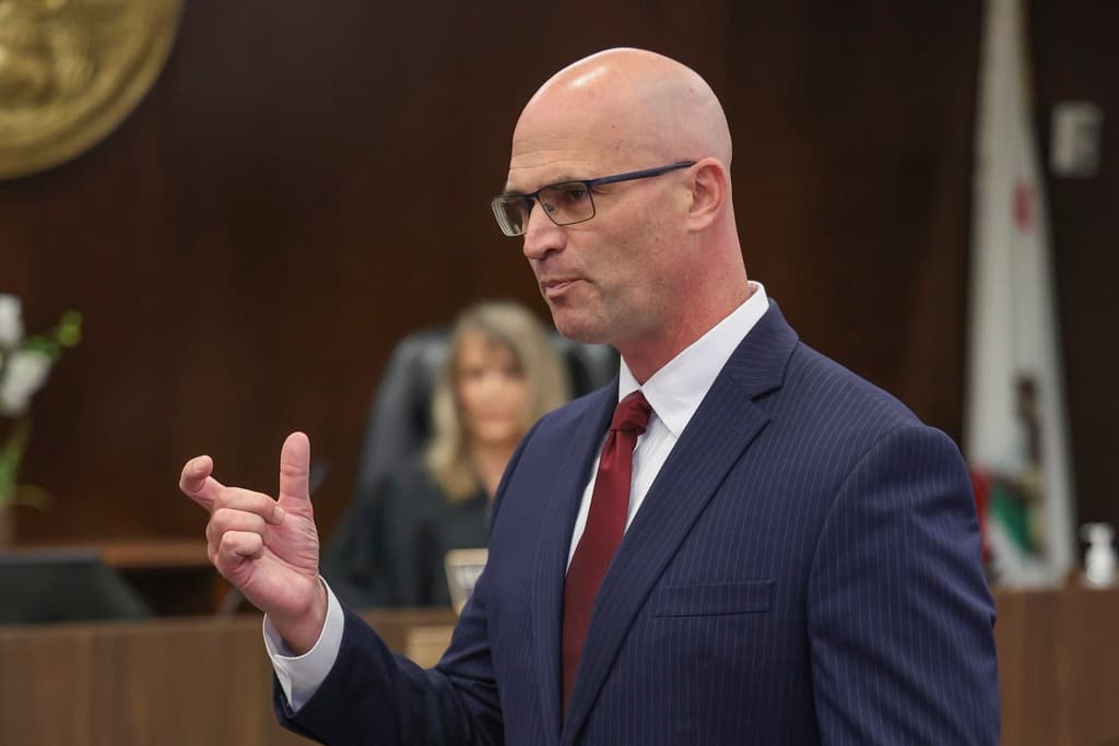 Por su parte, el fiscal de distrito, Seton Hunt, intentó convencer al jurado de que Sheryl Ferguson fue asesinada. Pidió tomar en cuenta la forma en que Jeffrey Ferguson, presunto experto en el manejo de armas de fuego, actuó la noche del crimen, con "un desprecio consciente por la vida".