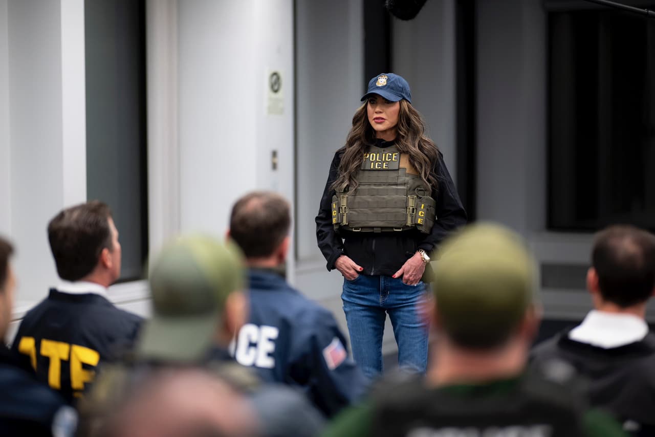 El operativo contó con la presencia de la titular de la Secretaría de 
<b>Seguridad Nacional, Kristi Noem.</b>