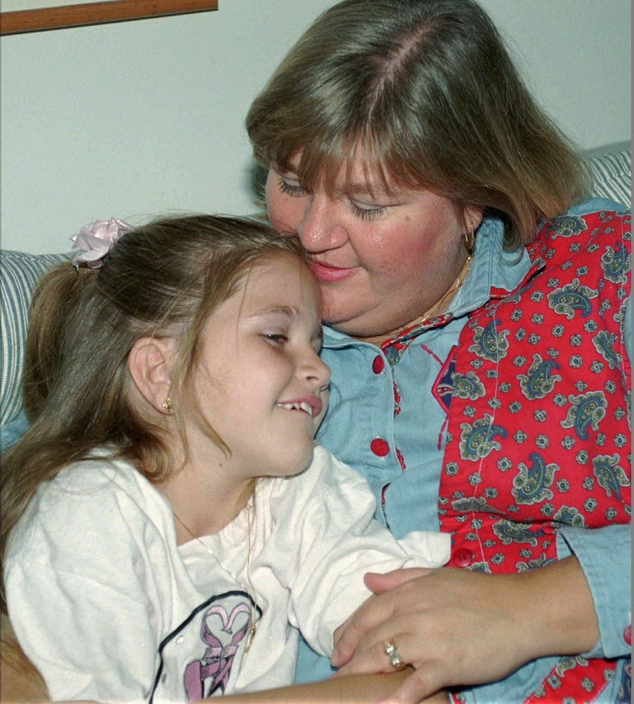 A sus 11 años de vida, 
<b>Jennifer Bush, había sido operada 34 veces a causa de una misteriosa enfermedad que le hacía vomitar lo que comía</b> y la obligaba a alimentarse a través de un tubo en su estómago. En una corte de Florida se determinó que la madre de la pequeña, 
<b>Kathy Bush</b>, había causado todos los síntomas de la hija y fue condenada a prisión. Al salir de la cárcel, Kathy y su hija se reencontraron.
<b> Hoy Jennifer es adulta y sostiene que su mamá jamás abusó de ella.</b>