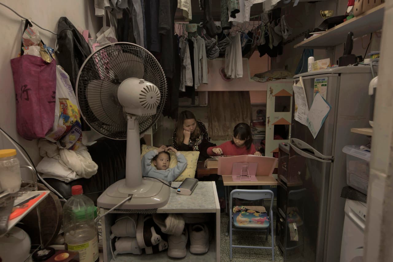 La madre soltera Li Suet-wen y sus hijos de 6 y 8 años viven en una habitación de 120 pies cuadrados. Allí tienen una litera, un sofá, una nevera, una lavadora y una mesa pequeña en una zona antigua de Hong Kong. Por ese espacio paga el equivalente a 580 dólares americanos al mes en alquiler y servicios. Eso es casi la mitad de los 1,290 dólares que gana trabando en una panadería.