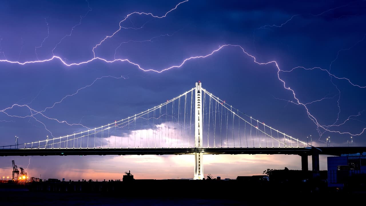 Durante el sábado por la noche, el 
<b><a href="https://www.univision.com/local/san-francisco-kdtv/una-sorpresiva-tormenta-electrica-provoca-multiples-incendios-en-el-area-de-la-bahia">área de la Bahía en San francisco</a></b>
<a href="https://www.univision.com/local/san-francisco-kdtv/una-sorpresiva-tormenta-electrica-provoca-multiples-incendios-en-el-area-de-la-bahia"> <b>se iluminó</b></a> con una poderosa descarga eléctrica por horas.