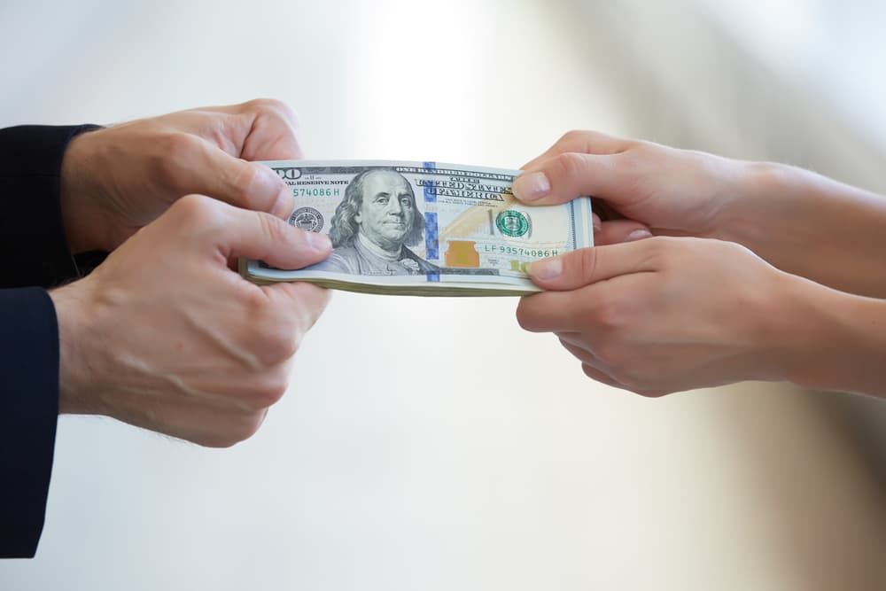 <b>¿Cuáles son algunas señales de alerta para evitar esta estafa?</b>
<br>
<br>
<b>Tenga cuidado con los precios por debajo del mercado</b>. Los estafadores atraen a los consumidores prometiéndoles alquileres bajos, excelentes comodidades, magníficas ubicaciones y otras ventajas. Si el precio parece mucho mejor que el ofrecido en otros lugares, 
<a href="https://www.univision.com/local/austin-kakw/autoridades-austin-alertan-aumento-llamadas-estafadores">puede ser una estafa. </a>
<br>