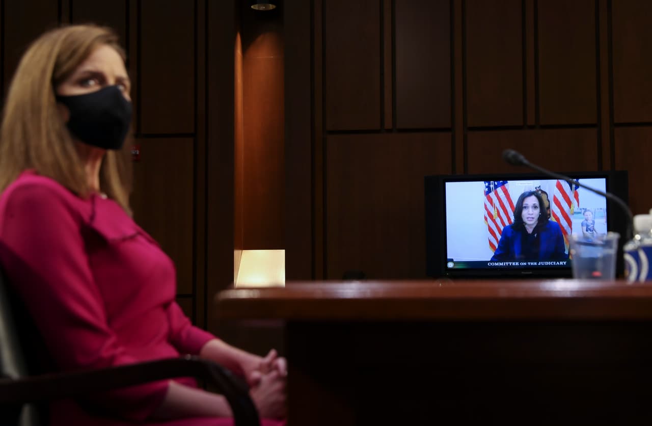 Desde su participación en video, la senadora demócrata y compañera de formula presidencial de 
<a href="https://www.univision.com/temas/joe-biden">Joe Biden</a>, 
<a href="https://www.univision.com/temas/kamala-harris">Kamala Harris</a>, advirtió que el legado de la magistrada Ruth Bader Ginsburg en defensa del aborto y los derechos de mujeres, trabajadores, consumidores y comunidad LGTBQ está en riesgo por su reemplazo, Amy Coney Barrett.