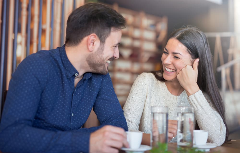 Cada signo nos envía señales muy concretas que nos ayudan a entender las intenciones de la otra persona que acabamos de conocer. ¿Le caímos bien como amigos y solamente está siendo amable para iniciar una bonita amistad o por el contrario le hemos interesado sentimentalmente y está buscando algo más que amistad?