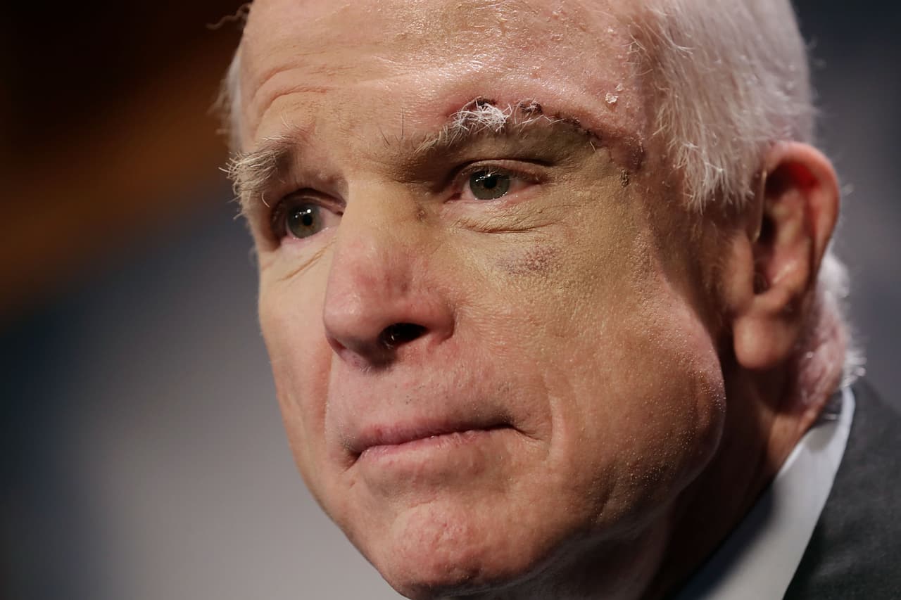 El rebelde McCain anuncia conversaciones con demócratas para sacar una reforma migratoria diferente a la apoyada por Trump