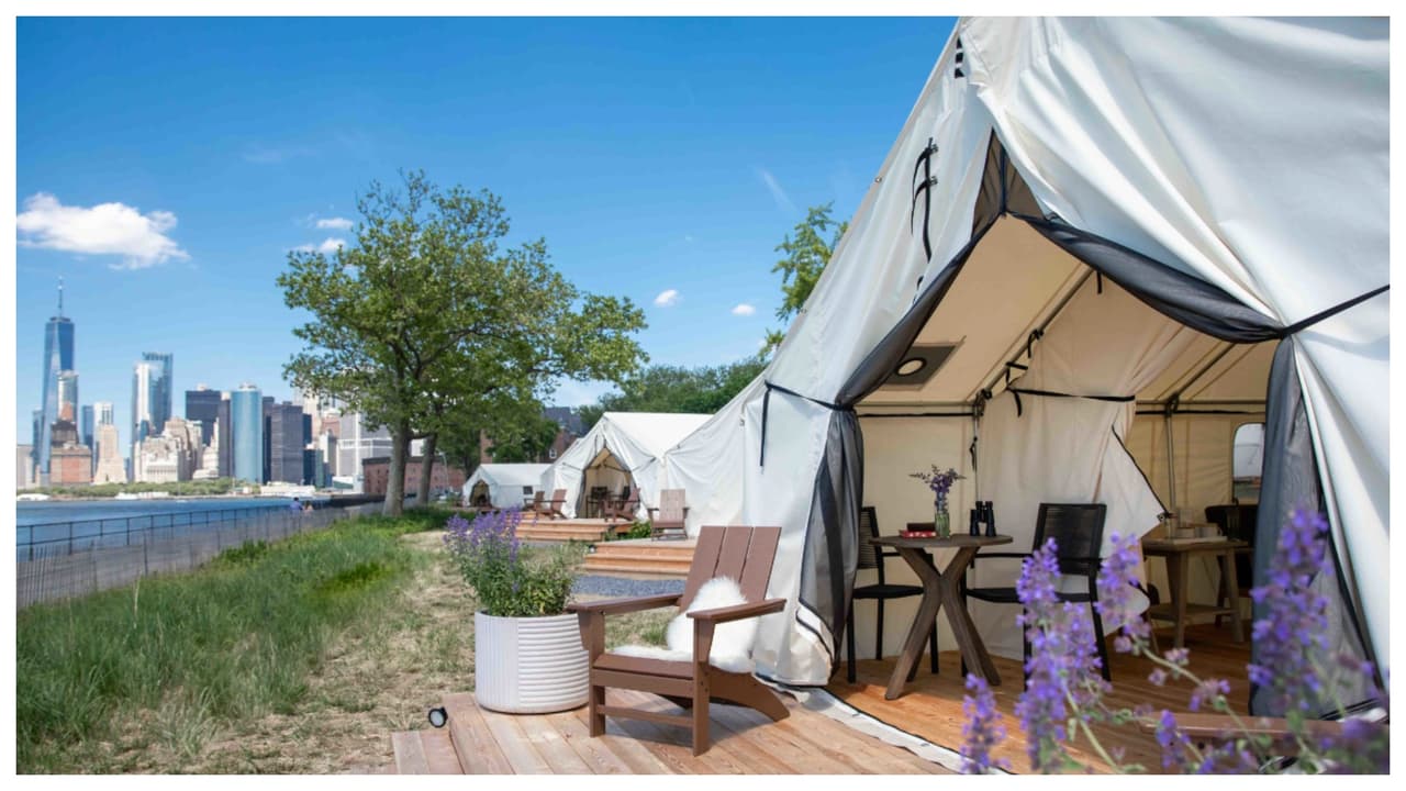 En los paquetes de este glamping puedes tomar dar caminatas o pasear en bibicleta por los 173 acres de espacios verdes y pacíficos, o descansar a pierna suelta en una de las hamacas de este jardín retiro, ubicado en 
<a href="https://www.google.com/maps/dir/Governors+Island,+New+York,+NY+11231/@40.6885841,-74.0281299,15z/data=!4m9!4m8!1m0!1m5!1m1!1s0x89c25a7ada7d834f:0x78c2917911c7f535!2m2!1d-74.016792!2d40.6894501!3e0">Governors Island</a>. Por algo está, no solo 
<b>entre las experiencias más románticas de NYC, </b>también en la lista de los 
<a href="https://www.univision.com/local/nueva-york-wxtv/localisimo/localisimo-nueva-york-mejores-lugares-glamping-fotos">mejores lugares para glamping de NYC.</a>