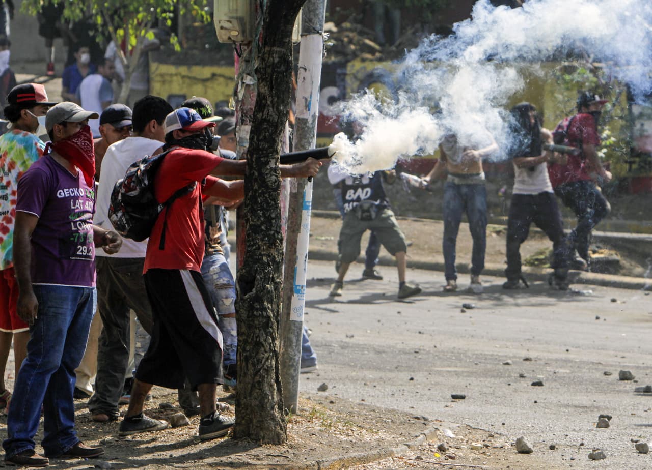 La crisis desatada en Nicaragua desde la semana pasada se complica con denuncias de “militarización” que hacen algunos manifestantes y el rechazo del empresariado nicaragüense a acudir al diálogo. En la fotografía, estudiantes pelean con agentes de la policía antidisturbios cerca del Colegio Técnico de Nicaragua durante protestas contra las reformas del gobierno en el Instituto de Seguridad Social (INSS) en Managua.
