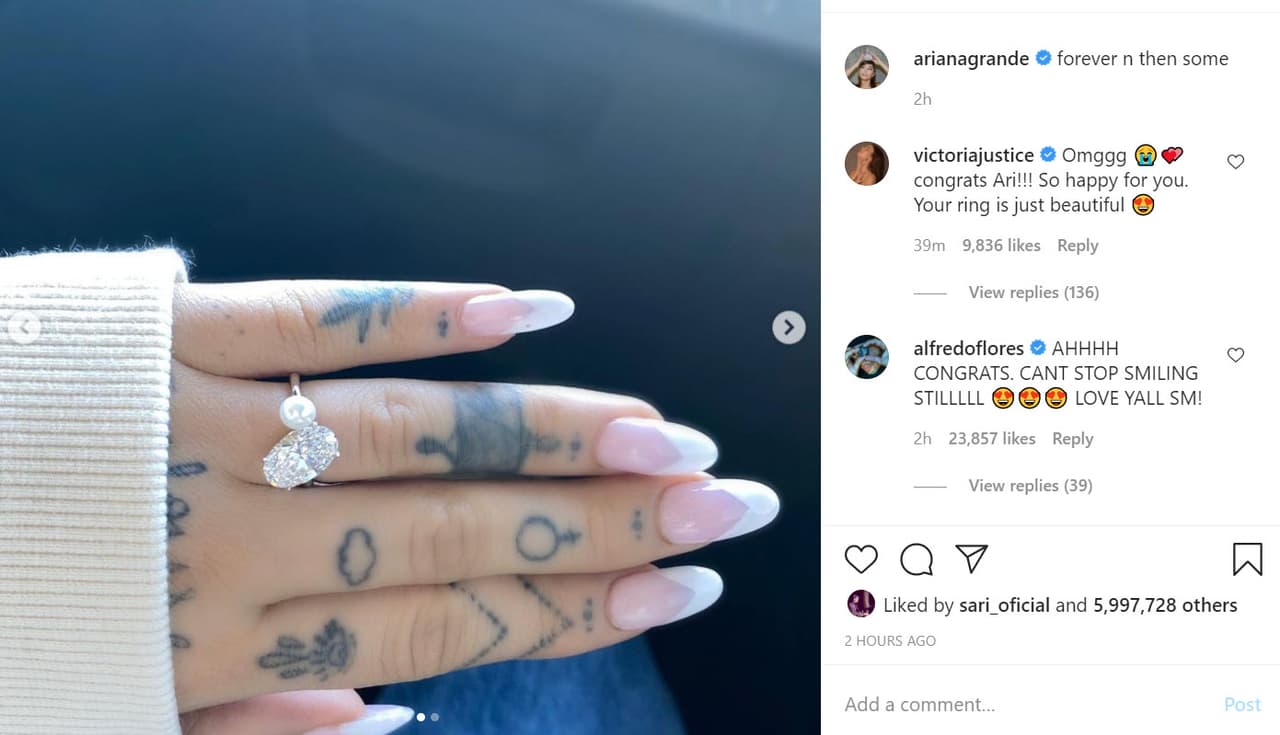 Ariana Grande usó su cuenta de Instagram para dar a conocer el compromiso en donde además presumió el 
<b><a href="https://www.instagram.com/p/CJB4svPlDD_/" target="_blank">enorme anillo de diamantes </a></b>que le dio su novio. No dio detalles de las próximas nupcias.
<br>