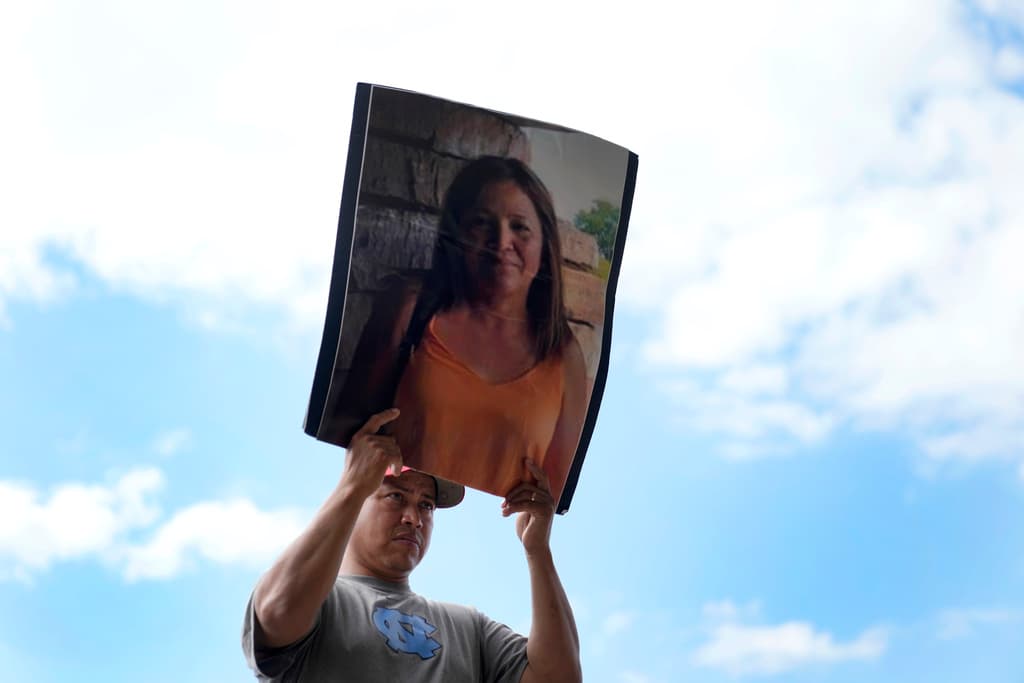 Entre rezos y frustración: las familias de los latinos desaparecidos en una fábrica en Tennessee esperan encontrar sus cuerpos