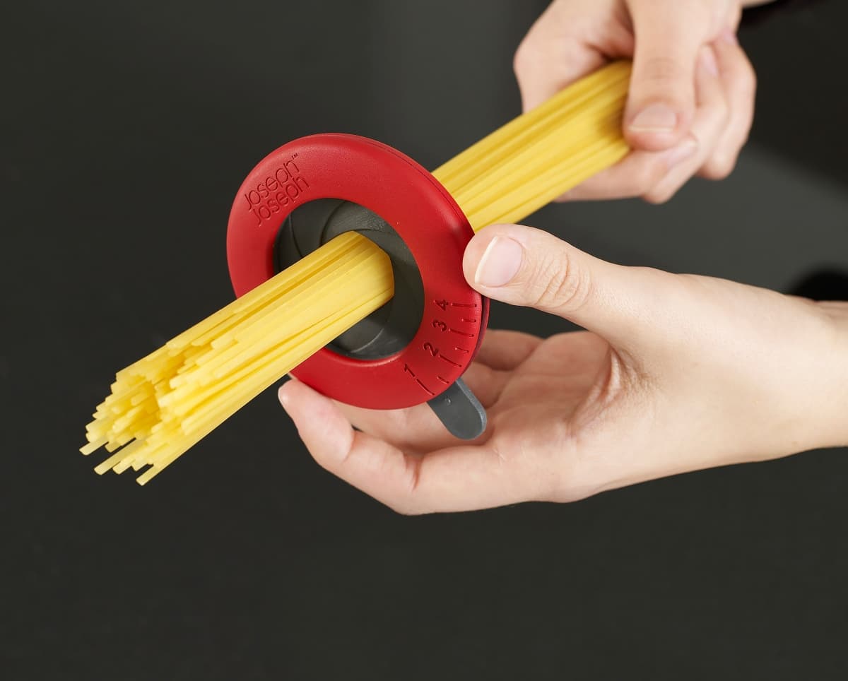 <b>Medidor de porciones</b>: la pasta es una de las cenas más comunes en las casas de los Estados Unidos (una encuesta realizada por la guía de restaurantaes Zagat estableció que 44% de los encuestados incluyen pasta en sus cenas al menos dos o tres veces por semana). Si eres parte de la estadística un medidor, muy específico para pastas, te ayudará a desperdiciar menos. 
<b><a href="https://www.josephjoseph.com/en-us/spaghetti-measure">Joseph Joseph </a></b>| $7 dólares