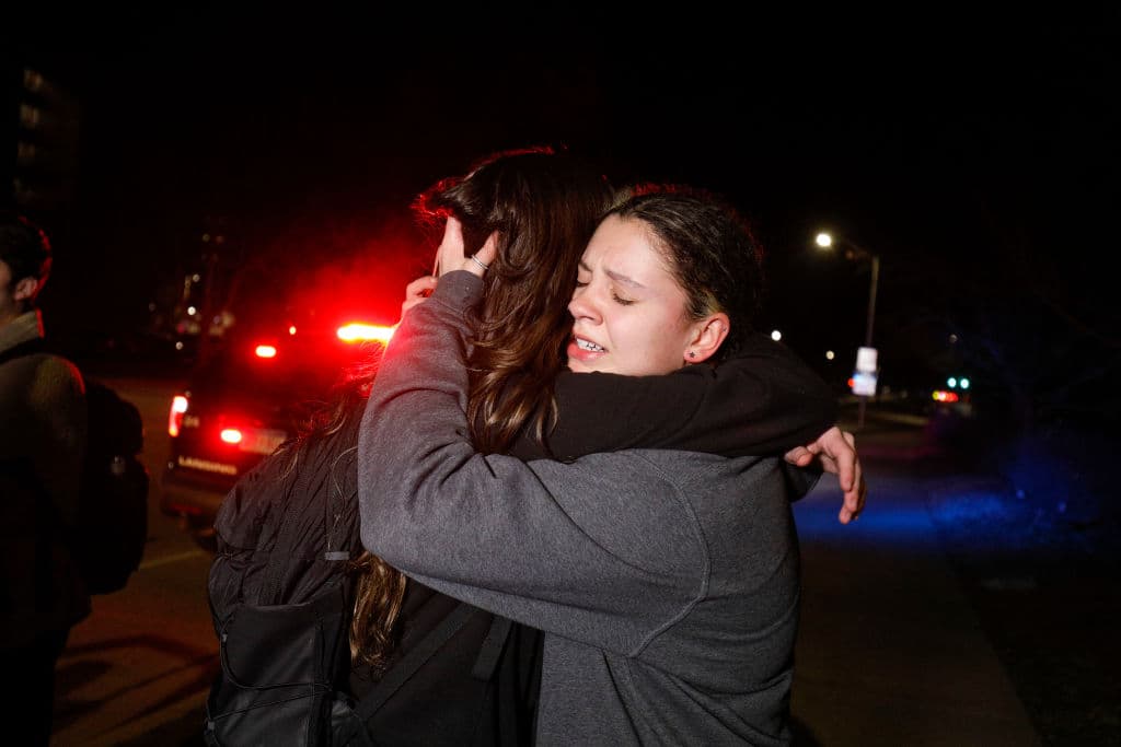 Un hombre 
<a href="https://www.univision.com/noticias/estados-unidos/tiroteo-campus-universidad-estatal-de-michigan-heridos-muertos-sospechoso-muere-herida-autoinfligida" target="_blank">mató a tres personas e hirió a cinco el lunes en el campus de la Universidad Estatal de Michigan</a>, y horas después se quitó la vida, reportaron las autoridades. El primero tiroteo ocurrió en Berkey Hall, un edificio académico, y después cerca, en el MSU Union, un centro popular para comer o estudiar.
<br>