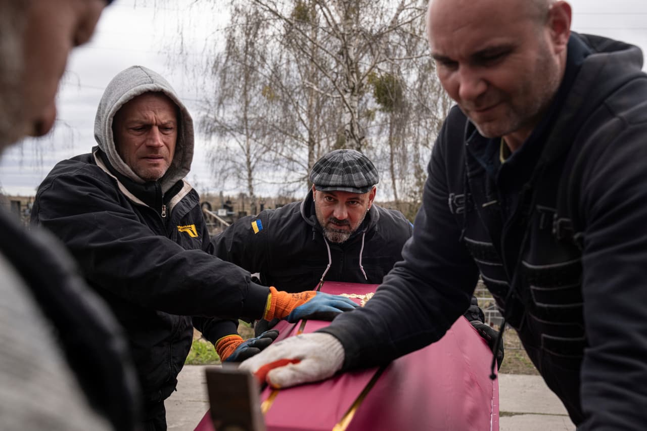 Minchenko y sus compañeros han cruzado las calles de Bucha para localizar cadáveres. Responden a los informes de los residentes sobre cuerpos o se encuentran con ellos mismos. Han sido de los primeros en ver abusos que serán investigados 
<a href="https://www.univision.com/noticias/mundo/testimonios-atrocidades-tropas-rusas-bucha-borodianka-ucrania" target="_blank">como posibles crímenes de guerra. </a>
