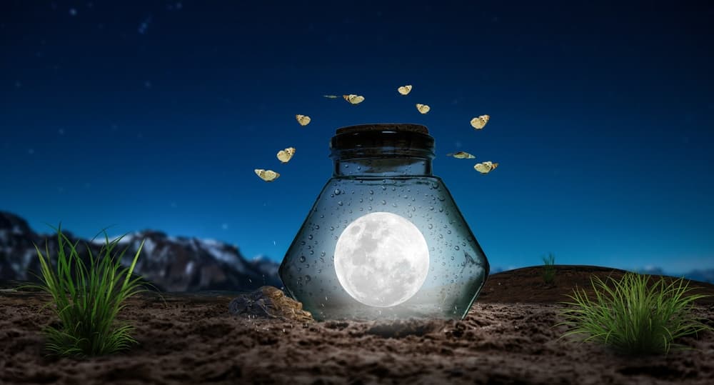 Una vez que tus intenciones y vibraciones estén declaradas, lo único que necesitas es dejar el recipiente bajo la luz de la luna durante la noche. 
<br>