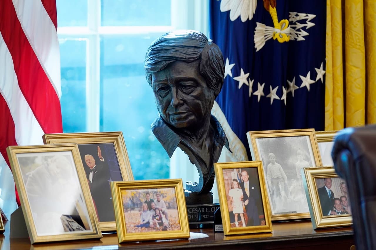 Busto de Chávez en su primera ubicación en el despacho oval.
