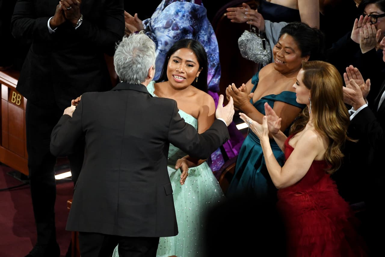 Yalitza Aparicio y Alfonso Cuarón en la entrega de los Oscar 2019.