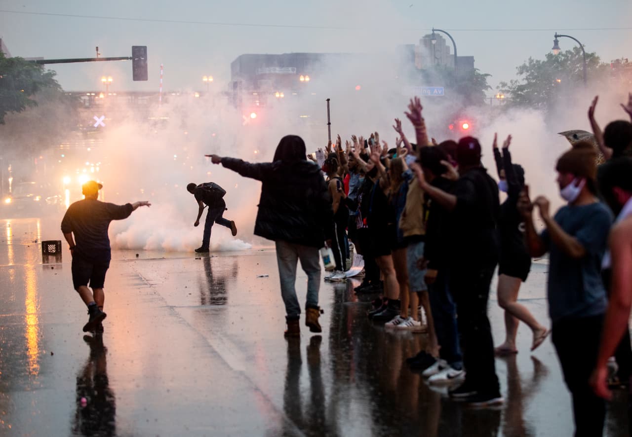 Aunque el alcalde de la ciudad anunció el despido de los oficiales involucrados, la protesta se movilizó desde el lugar donde ocurrió el incidente hasta la comisaría del tercer distrito de Minneapolis, la estación policial más cercana. En la noche del martes comenzó la refriega entre manifestantes y policías, que intentaron contener la protesta con gases lacrimógenos y balas de goma.
