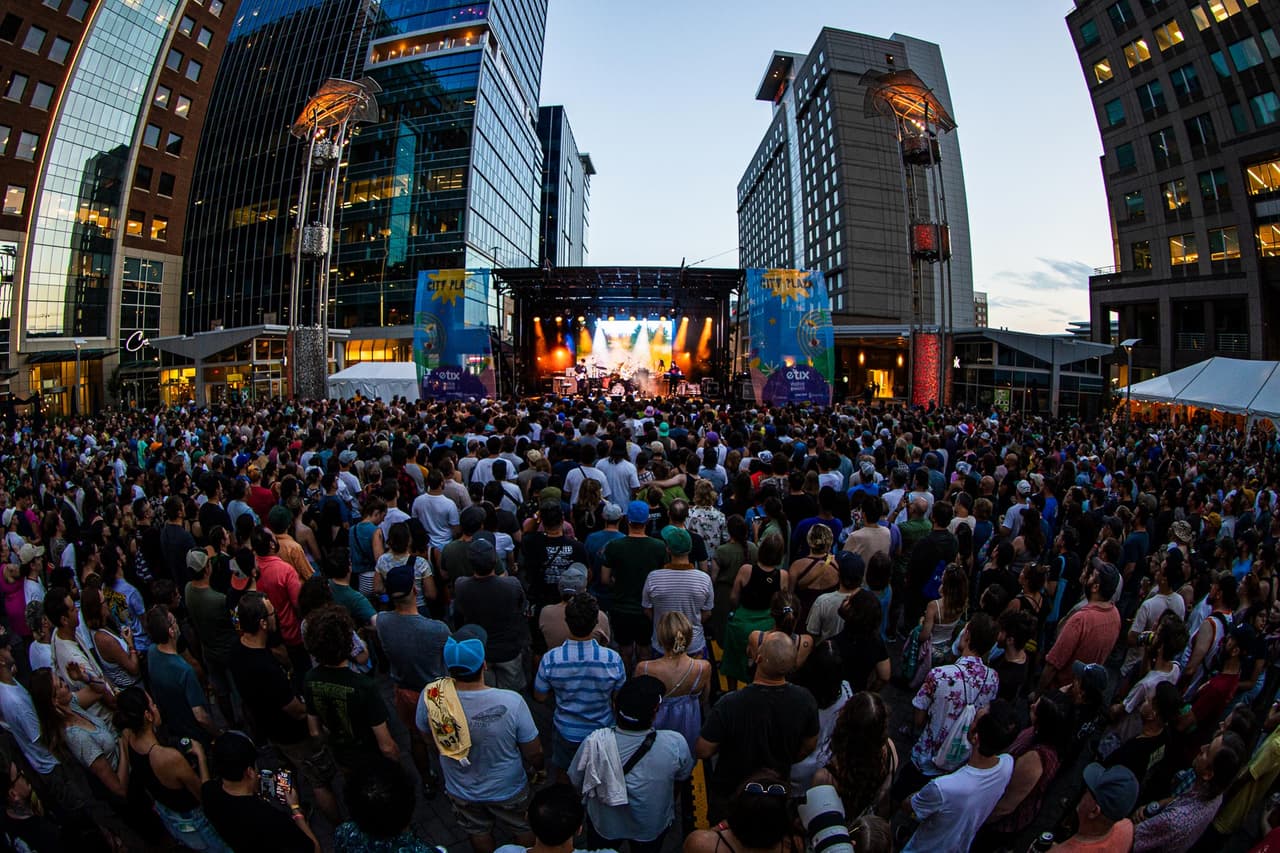 <b>Evento</b>: Hopscotch Music Festival
<br>
<b>Fechas</b>: 5 al 7 de septiembre
<br>
<b>Lugar</b>: Downtown Raleigh
<br>
<b>Sitio web</b>: 
<a href="https://hopscotchmusicfest.com/">https://hopscotchmusicfest.com/</a> 
<br>
<br>El 14º Festival anual de Música Rayuela, nombrado una y otra vez como uno de los eventos musicales independientes imperdibles de Estados Unidos, volverá una vez más y estará listo para tocar en el centro de la ciudad de Oaks en 2024.
