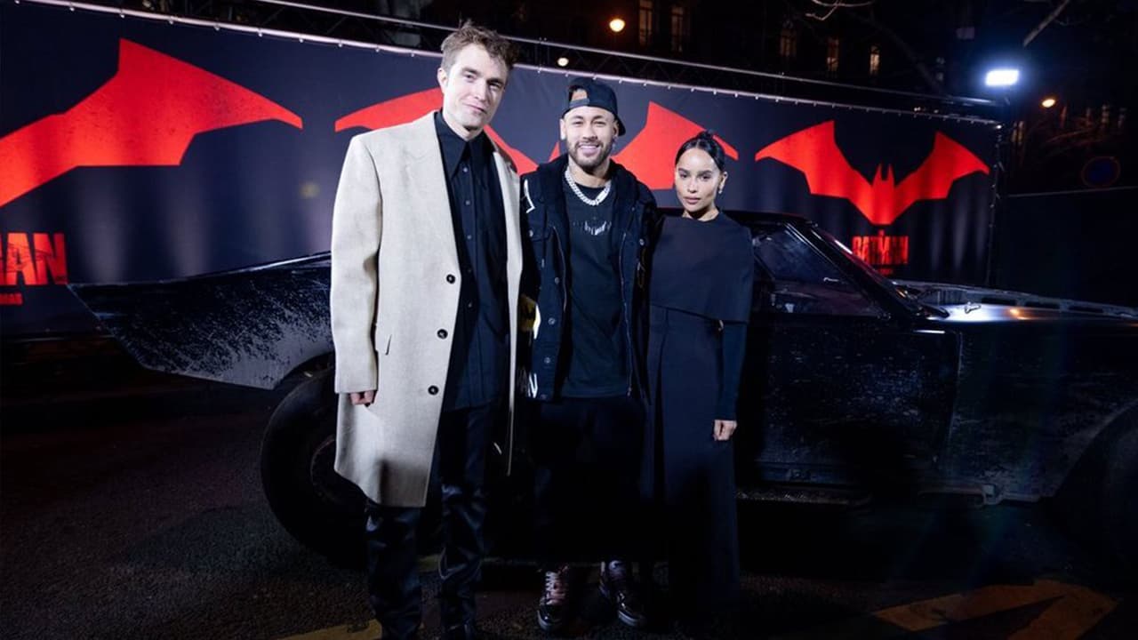 Neymar conoció a Batman y manejó en Batimóvil