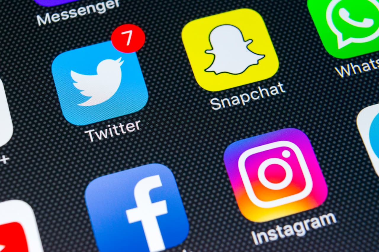 En el mundo, Twitter tiene cerca de 
<a href="https://blog.hootsuite.com/twitter-statistics/" target="_blank">190 millones de usuarios activos diarios, </a>según estimaciones de Hootsuite, compañía de software de administración de redes sociales. 
<br>
<br>Estados Unidos, India, Brasil y Japón concentran buena parte de los usuarios en el mundo, siendo de las redes sociales más importantes en varios de estos países. 
<br>