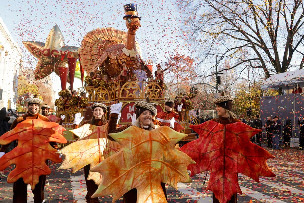Una enorme figura de pavo fue de las primeros en salir, representando el alimento más consumido en Thanksgiving.