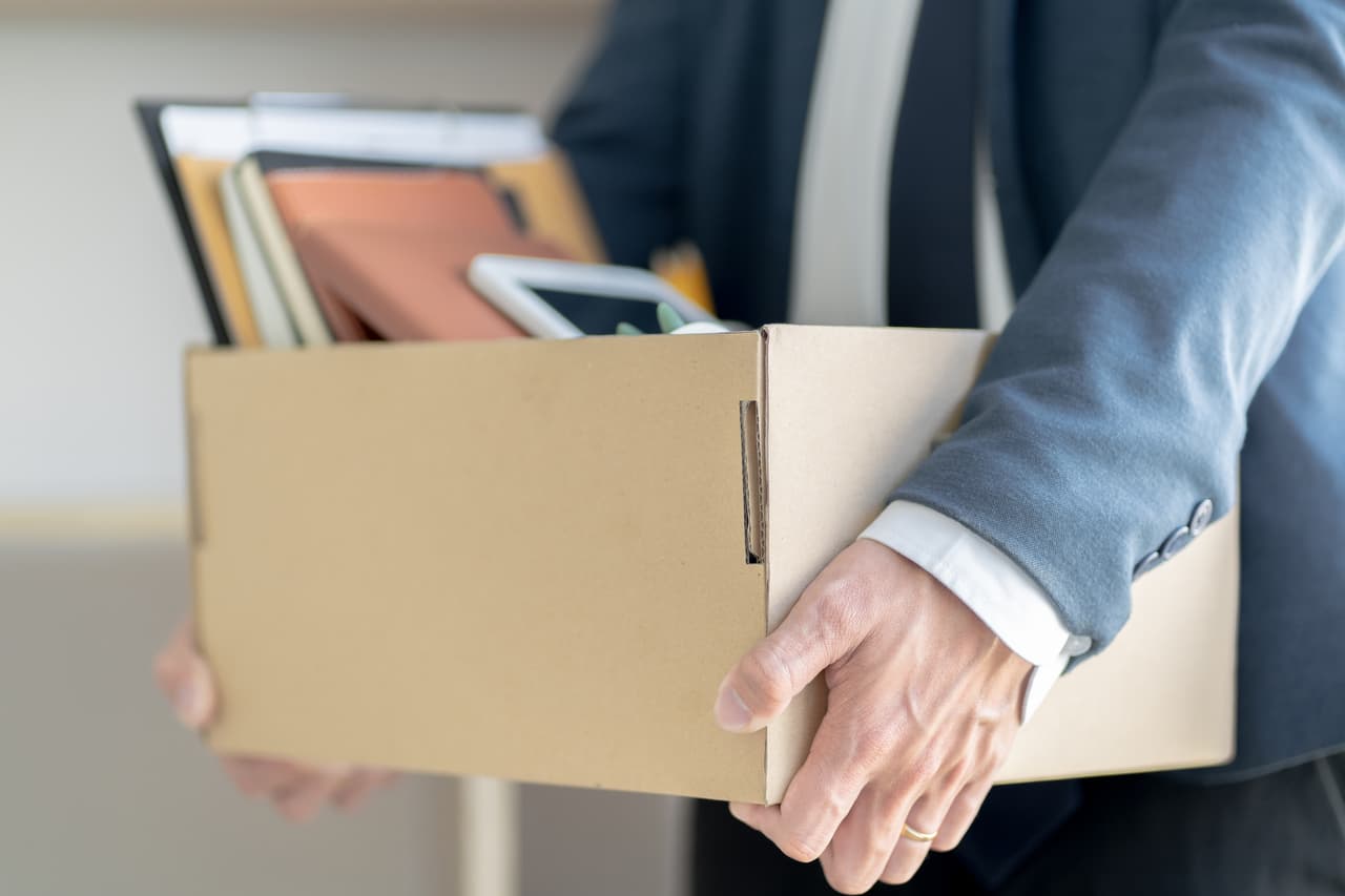 Ojo: la orden no indica que los empleados no vacunados deben ser despedidos. Simplemente, no podrán presentarse al lugar de trabajo. Será el empleador quién decida si el empleado seguirá trabajando para la empresa.