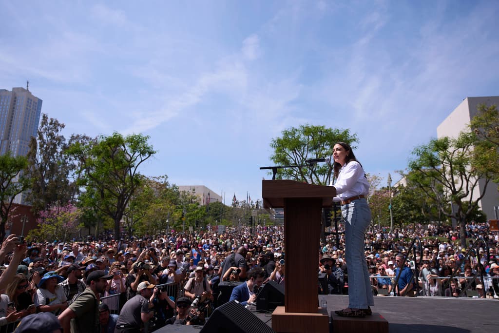 En otros temas, Ocasio Cortez agregó que "la reorganización arancelaria de la Casa Blanca no tuvo 
<b>nada que ver con la manufactura</b>, pese a lo que dijeron. Se trataba de 
<b>manipular los mercados</b>. Se trataba de perjudicar a los jubilados y a la gente común con la liquidación, para que Trump pudiera enriquecer de manera discreta a sus amigos, a quienes avisó para que compraran durante la caída antes de revertir la situación por la mañana".