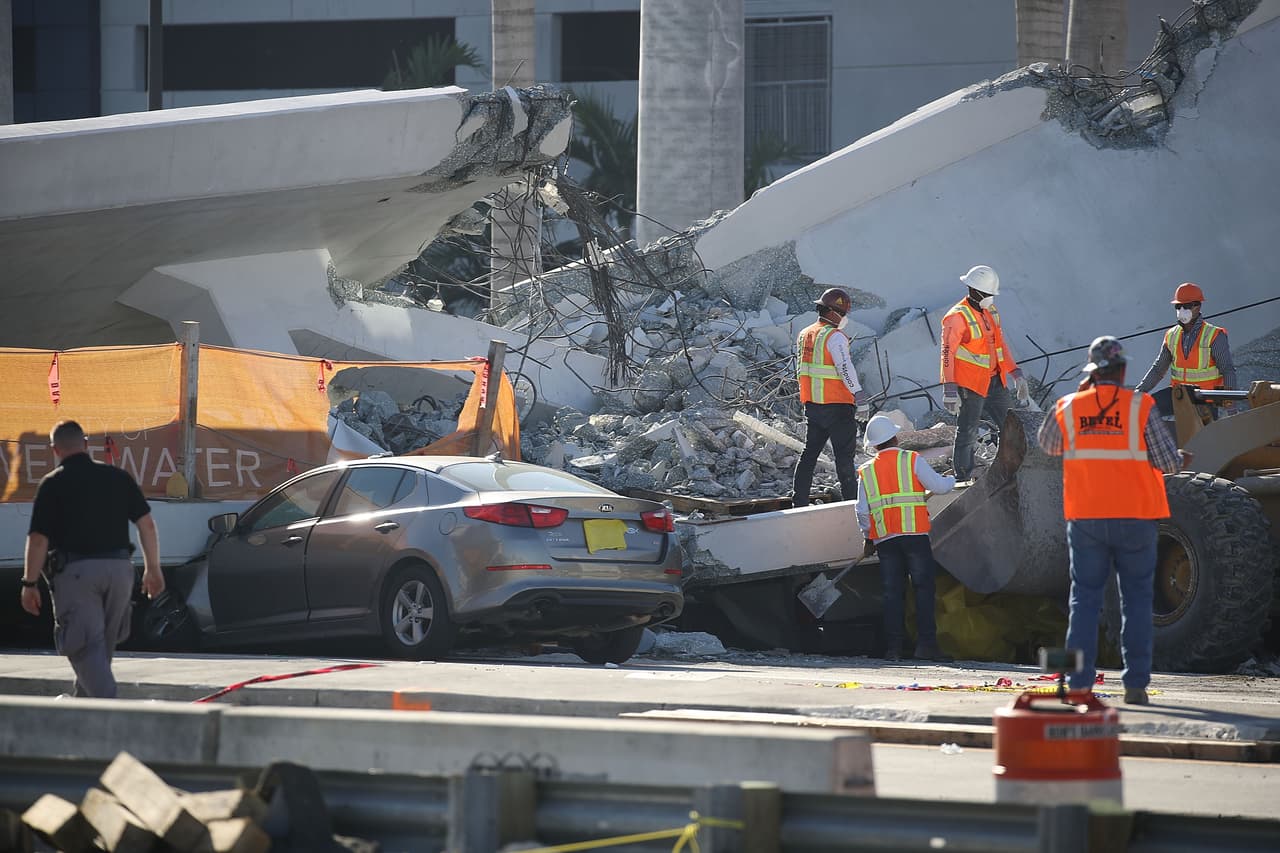 <b>Puente peatonal en Miami, Florida (2018)</b>
<br>
<br>
<b>Seis fallecidos. </b>
<br>
<br>El viernes 16 de marzo un puente peatonal recién instalado 
<a href="https://www.univision.com/local/miami-wltv/por-que-colapso-el-puente-recien-construido-las-claves-de-la-investigacion-del-accidente-en-miami"><u>se derrumbó frente al campus de la Universidad Internacional de Florida</u></a>. Todavía no se había abierto al público cuando cayó sobre los autos detenidos en la luz roja de un cruce de la conocida Calle Ocho de Miami 
<br>
<br>El incidente dejó seis personas muertas y las autoridades comenzaron una investigación que indagó sobre la posible responsabilidad en la tragedia de la compañía constructora, de la que diseñó la estructura y de la propia universidad, que supervisaba la obra. 
<br>
<br>Tres años después 
<a href="https://www.univision.com/local/miami-wltv/asumimos-nuestra-responsabilidad-rompen-el-silencio-los-constructores-del-puente-que-colapso-y-mato-6-personas-en-fiu-video"><u>las investigaciones concluyeron que varios errores en el diseño del puente fueron cruciales para su colapso</u></a> y que la empresa constructora falló al no identificar el riesgo de las grietas que aparecieron apenas fue instalada la inmensa masa de concreto.
<br>
<br>
<a href="https://www.univision.com/noticias/accidentes/impactantes-imagenes-del-puente-peatonal-caido-encima-de-autos-en-miami-fotos"><u>Vea aquí las fotografías del puente que colapsó en la calle ocho de Miami</u></a>
<br>