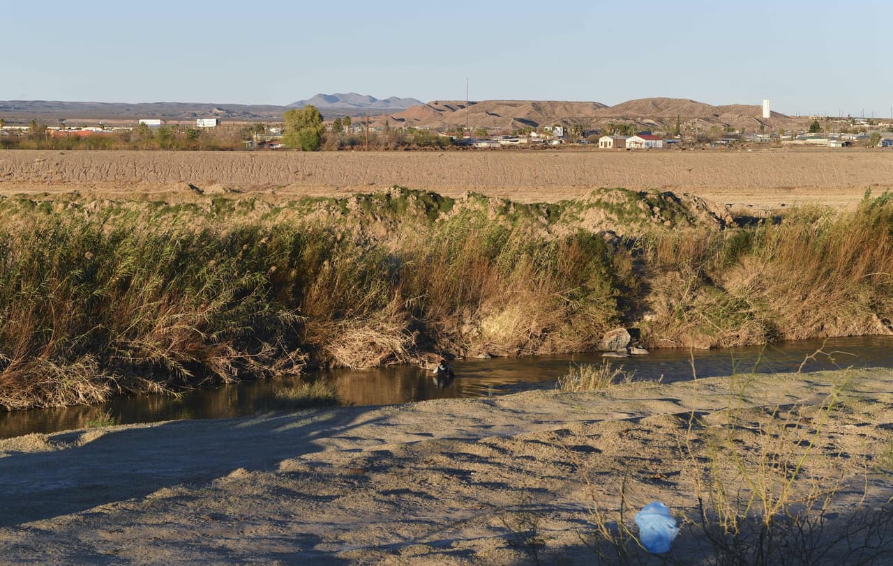 <b>El Río Grande (o Río Bravo).</b> Desde Ciudad Juárez hasta salida al mar en el Golfo de México, la línea divisoria la establece el Río Grande, o Río Bravo, que nace en Colorado, Estados Unidos. La fotografía es de una parte del río, sin barreras de ningún tipo, en Ojinaga, México.