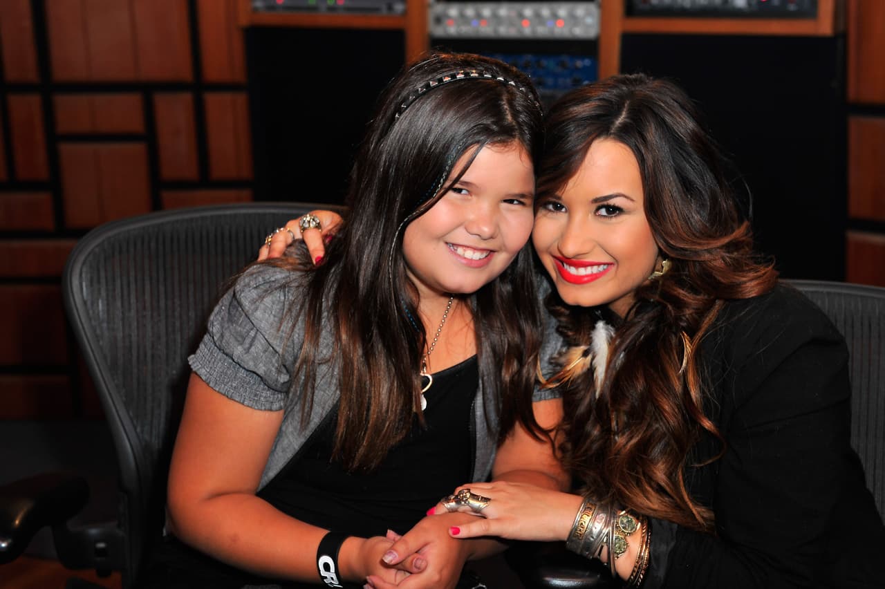 Pero también por ser la pequeña hermana de la cantante Demi Lovato.