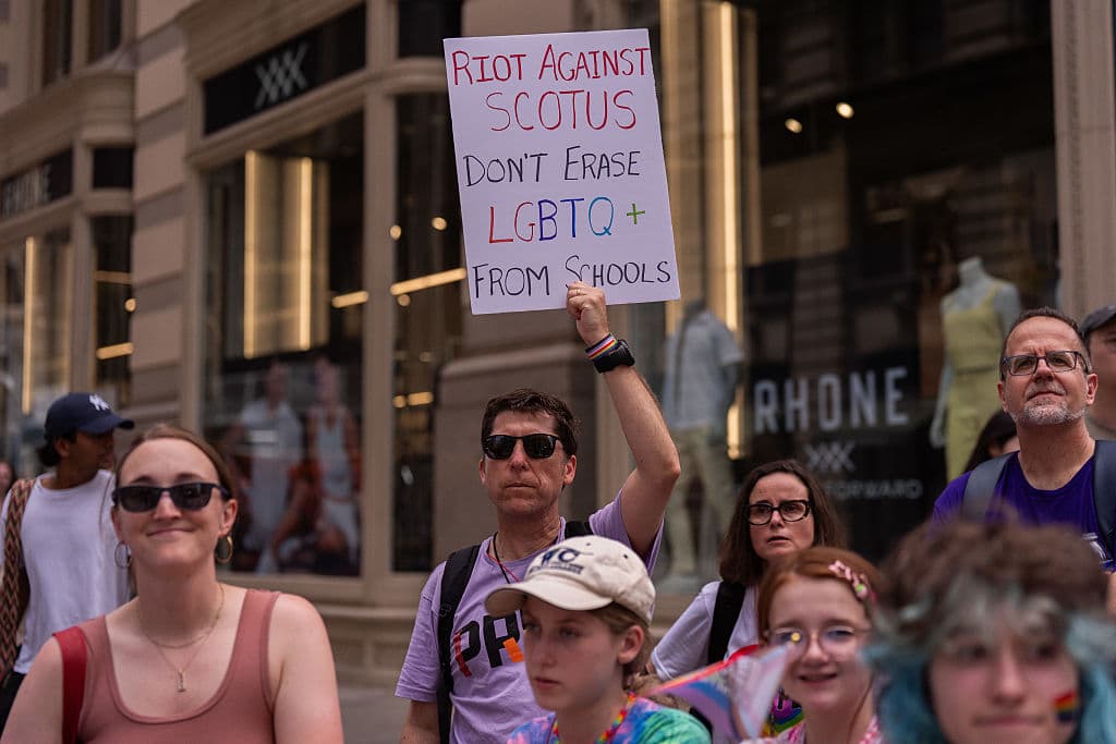 Durante el desfile, hubo quien 
<b><a href="https://www.univision.com/local/washington-dc-wfdc/corte-suprema-de-maryland-permite-que-padres-excluyan-a-hijos-de-clases-con-libros-lgbtq-en-escuelas" target="_blank">alzó su voz contra la Corte Suprema de los Estados Unidos,</a></b> suplicando que no elimine a la comunidad LGBTQ+ de las escuelas. Se refería a la decisión informada el pasado viernes por el máximo tribunal de los Estados Unidos, que dictaminó que los padres de Maryland con objeciones religiosas, 
<b>pueden retirar a sus hijos de las clases en las escuelas públicas</b> 
<b>que utilicen libros de cuentos LGBTQ.</b>