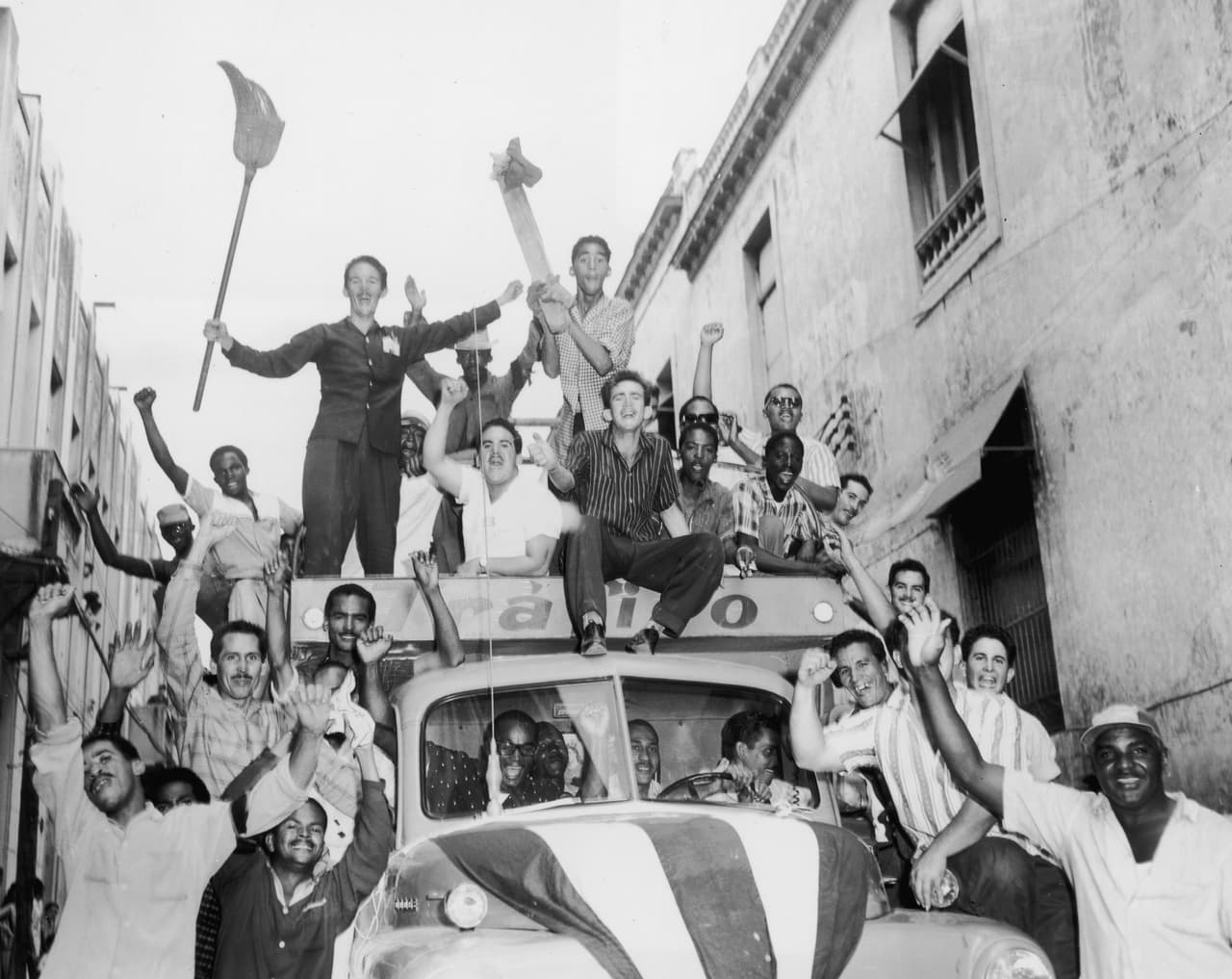 Sin el apoyo de la Unión Soviética, disuelta en 1991, el régimen de Castro se mantuvo en condiciones económicas precarias que impulsaron a decenas de miles de cubanos a salir desesperadamente de la Isla 
<a href="https://www.univision.com/noticias/balseros-20-anos-despues-de-la-crisis">en lo que se conoce como la ‘Crisis de los balseros’.</a> En 1994 las autoridades de EEUU atraparon en el mar a más de 25,000 cubanos que intentaban llegar a EEUU y 
<a href="https://www.univision.com/noticias/politica/guantanamo-la-ciudad-de-cuba-y-la-base-de-eeuu-que-viven-lado-a-lado-sin-tocarse-fotos">muchos fueron confinados en instalaciones estadounidenses de Panamá y Guantánamo, Cuba. </a>