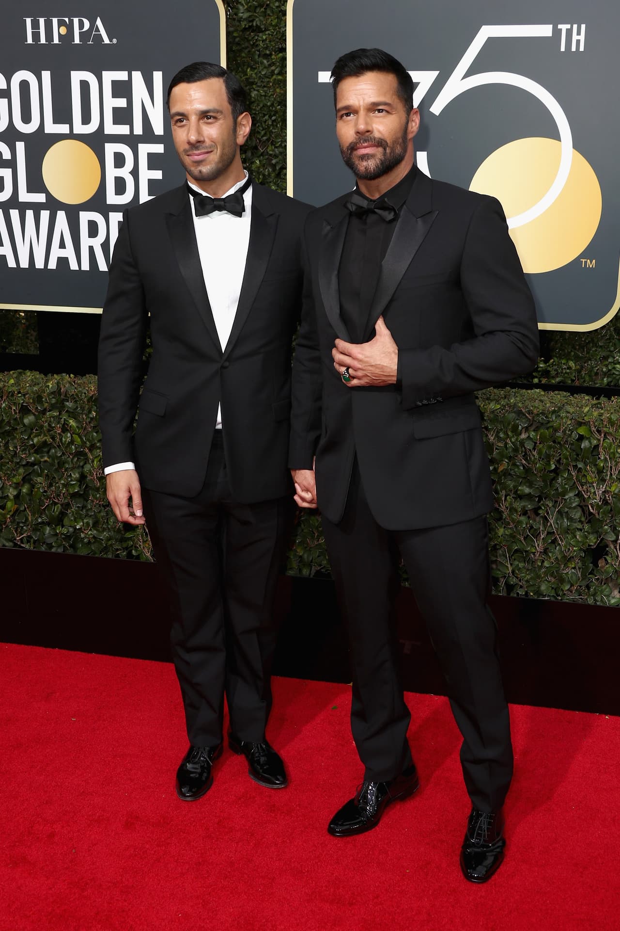 Ricky Martin, también con camisa negra, acudió junto a su esposo Jwan Yosef.
