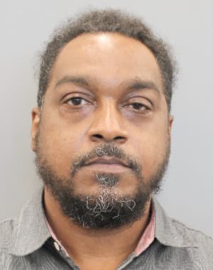 Por datos que permitan detener a 
<b>Ernest Christopher Nathan</b> hay 
<b>5,000 dólares de recompensa</b>.
<br>
<br>Nathan tiene vínculos con el condado de Harris, incluyendo la ciudad de Houston, Texas. También tiene vínculos con 
<b>los estados de Georgia, Ohio y Luisiana</b>. 
<br>
<br>En 2006 fue declarado culpable de compra / posesión / control de drogas y agresión agravada en Georgia y posteriormente condenado a 1 año de prisión. 
<br>
<br>En 2016, 
<b>fue declarado culpable de agresión y posteriormente condenado a 1 año de prisión. </b>
<br>
<br>El 4 de octubre de 2022, Nathan fue arrestado por el Departamento de Policía de Houston por asesinato y evasión de arresto.
<br>
<br>Al día siguiente, fue puesto en libertad bajo fianza.
<br>
<br>El 29 de febrero de 2024, 
<b>se emitió una orden de arresto en su contra</b> por falta de comparecencia.