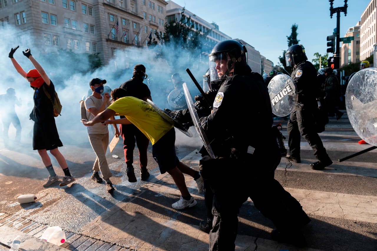 El 1 de junio la protesta frente a la Casa Blanca llegó a su punto máximo de tensión. Donald Trump dio un 
<a href="https://www.univision.com/noticias/elecciones-en-eeuu-2020/trump-lanza-amenazas-imprecisas-de-militarizar-al-pais-en-un-incendiario-mensaje-desde-la-casa-blanca"><b>breve e incendiario discurso</b></a> sobre la "respuesta federal" a las manifestaciones por la muerte de Floyd en Minneapolis, mientras en la Plaza Lafayette, al frente de la residencia presidencial, la policía reprimía duramente a los manifestantes.
