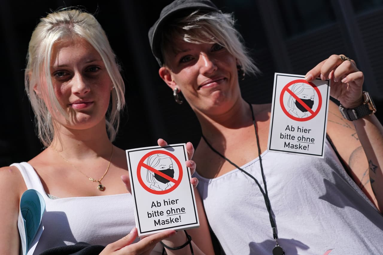 Algunos expresaron su oposición a las vacunas. Por su parte, estas dos mujeres llevaron pancartas que decían "¡De aquí en adelante por favor sin mascarilla!". En Alemania es obligatorio usar mascarillas en el transporte público, comercios, escuelas y bibliotecas, entre otros espacios. Expertos coinciden en que usar tapabocas reduce los contagios del covid-19, que ya ha dejado más de 830,000 muertos en el mundo.