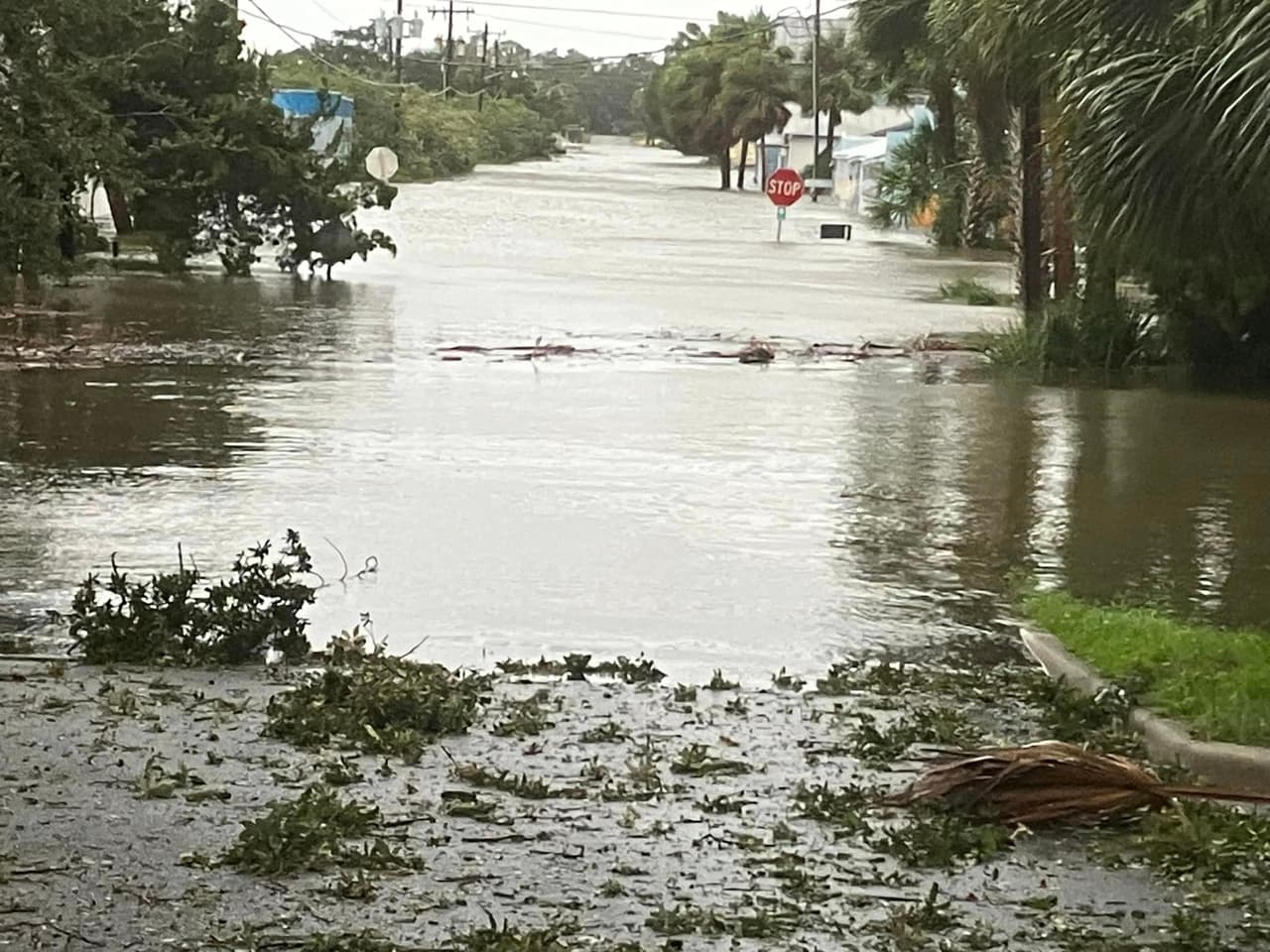 Hay vías que prácticamente quedaron bajo el agua y el riesgo para los habitantes es alto, como 
<b>estas calles en la isla de Cedar Key, donde hay tanques de propano regados.</b> Los bomberos piden no salir de la isla.