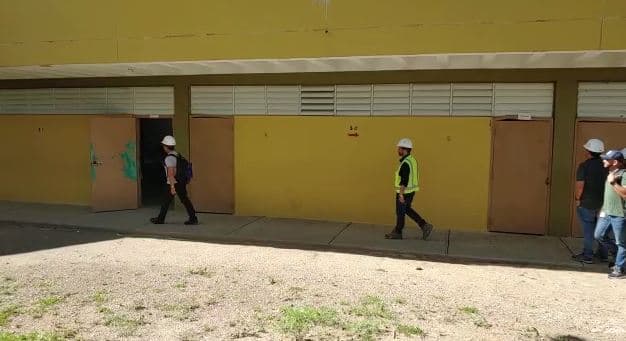 Según González la escuela sufrió daños parciales en su estructura.