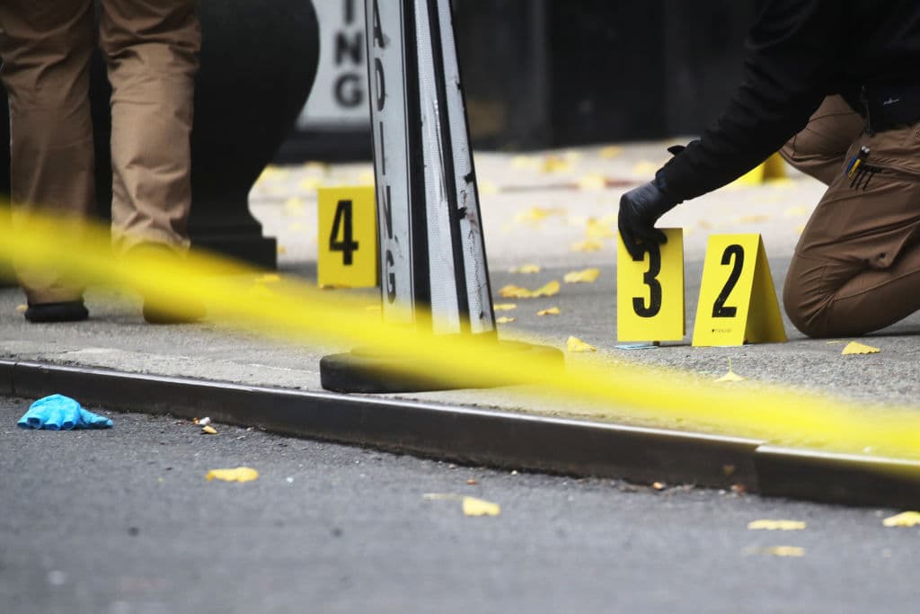 Tiroteos en Brooklyn y Queens dejan heridos a un policía fuera de servicio y a un hombre de 50 años