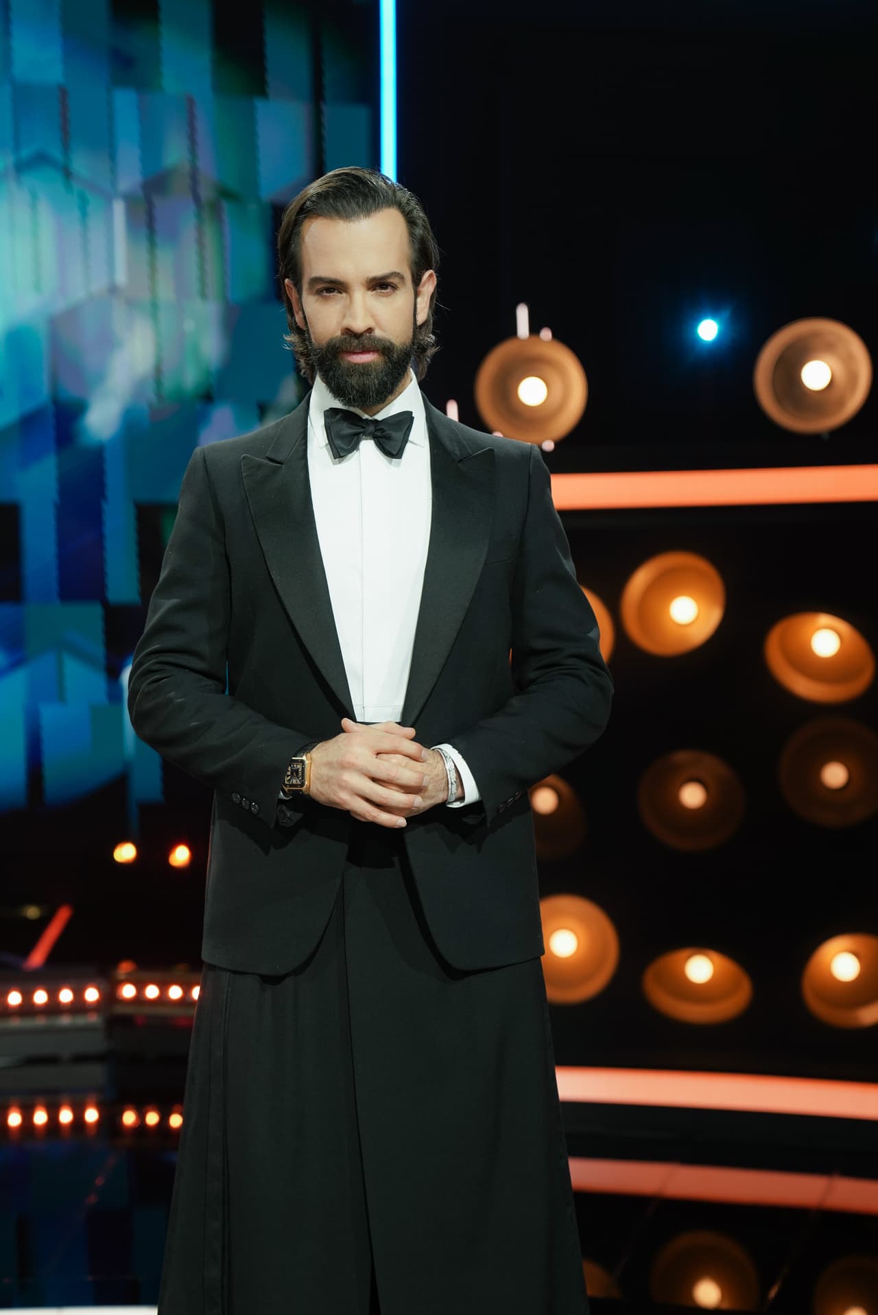 Diego de Erice impactó con este modelo de smoking y en la parte superior una falda negra hasta el piso.